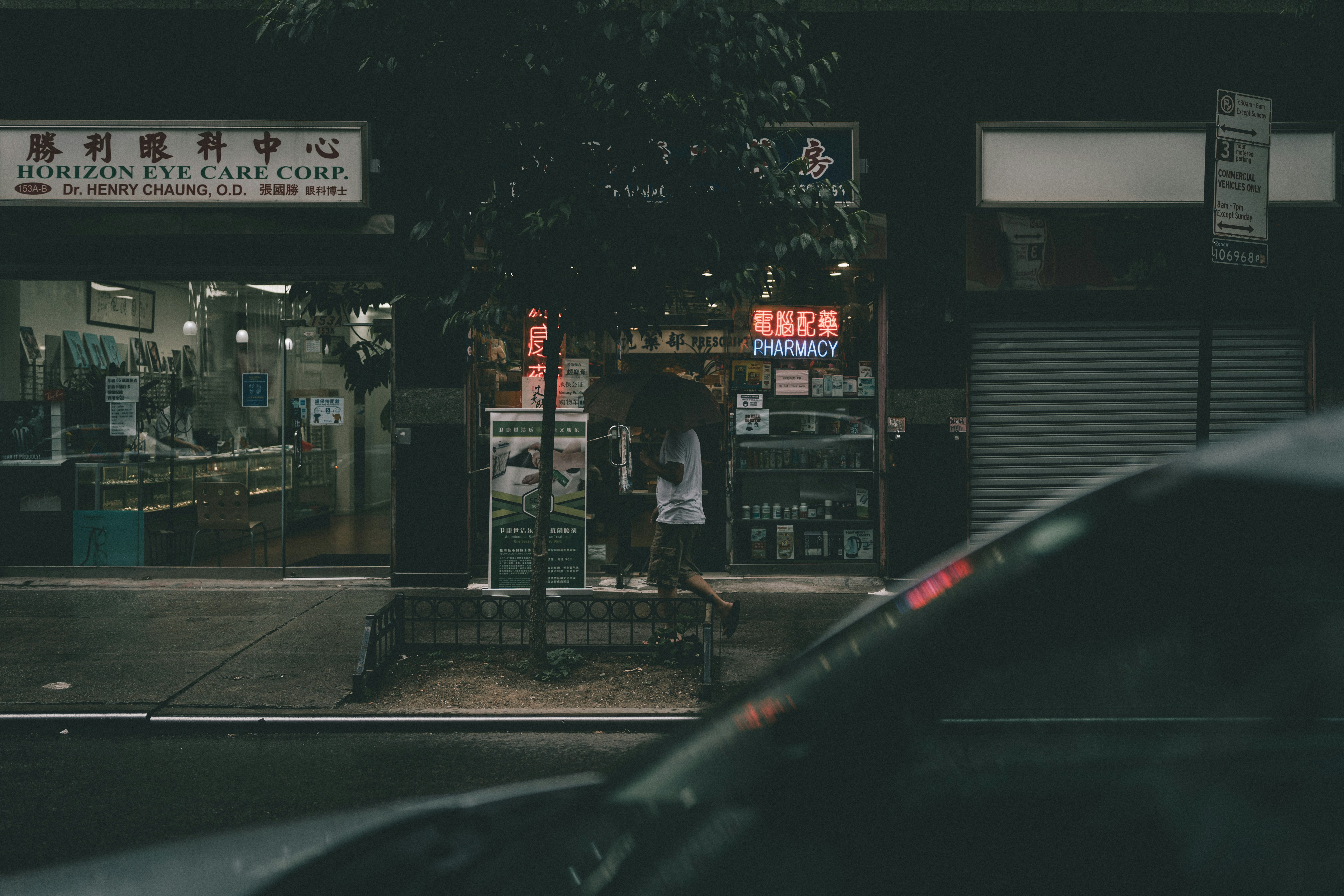 明るい部屋で背景を白壁にして商品を撮影しているシーン