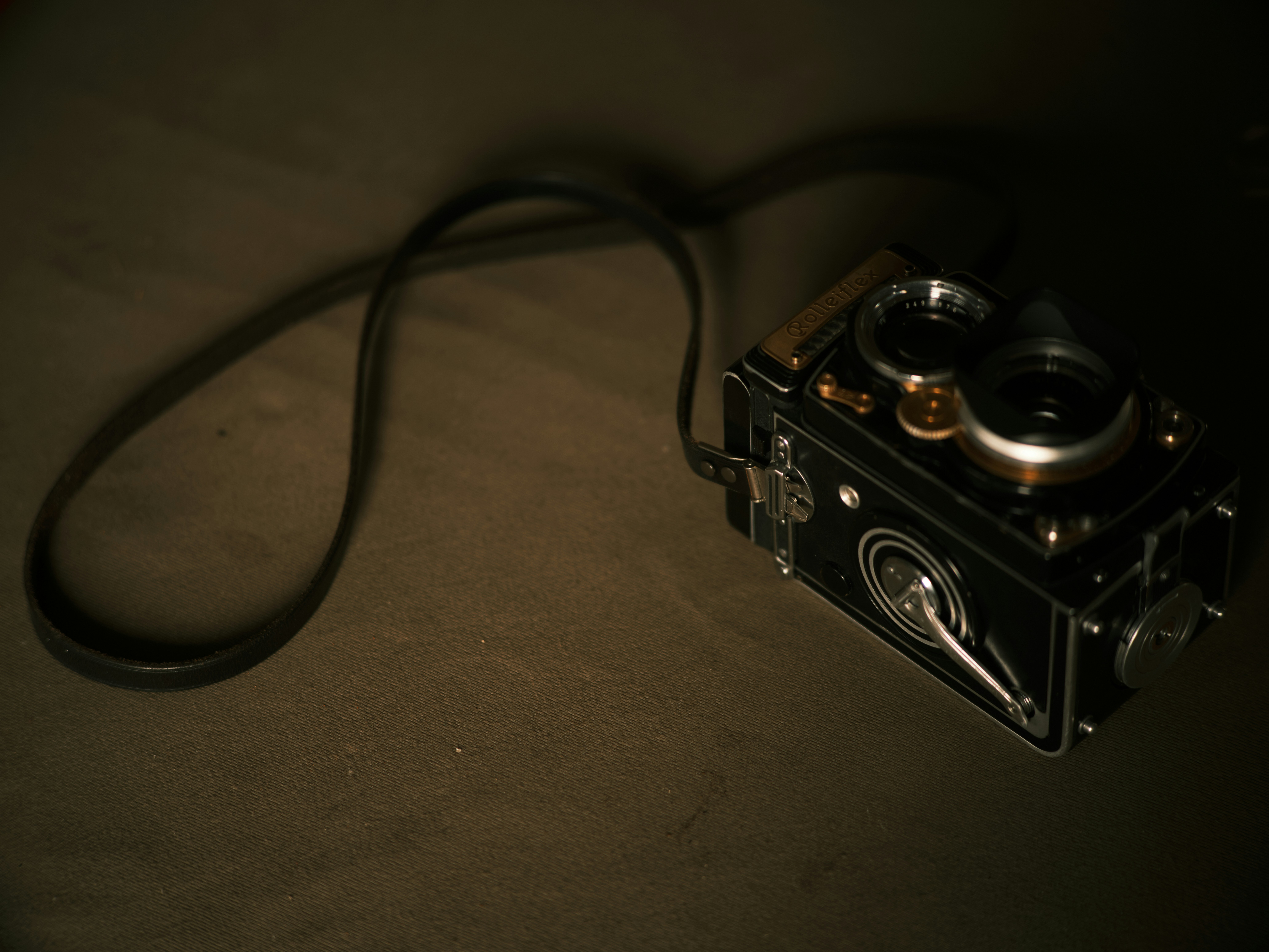 白背景で整然と並べられた洋服や小物、自然光で明るく撮影された構図