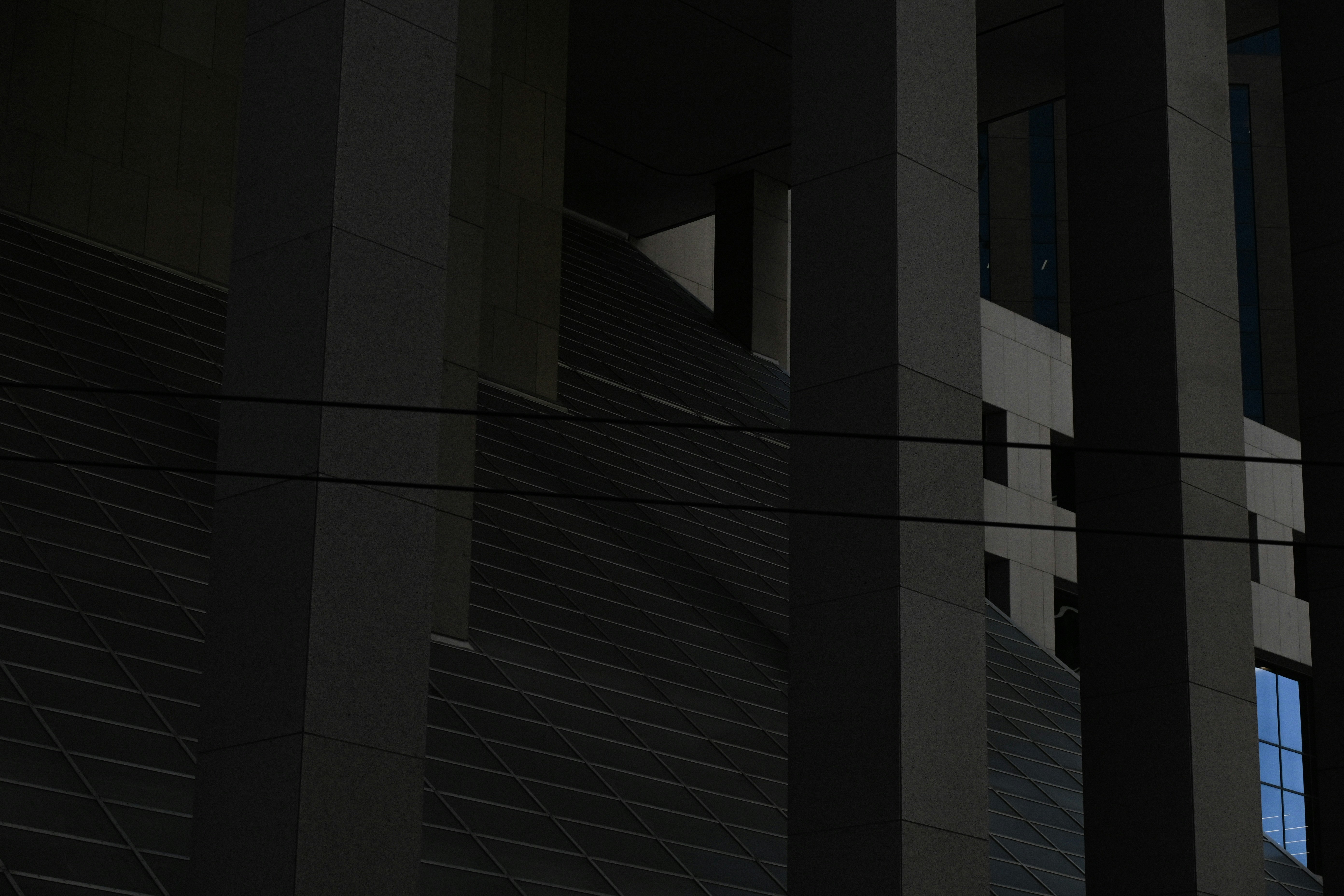 白背景でTシャツやバッグ、小物がバランスよく並べられた明るいフラットレイ構図