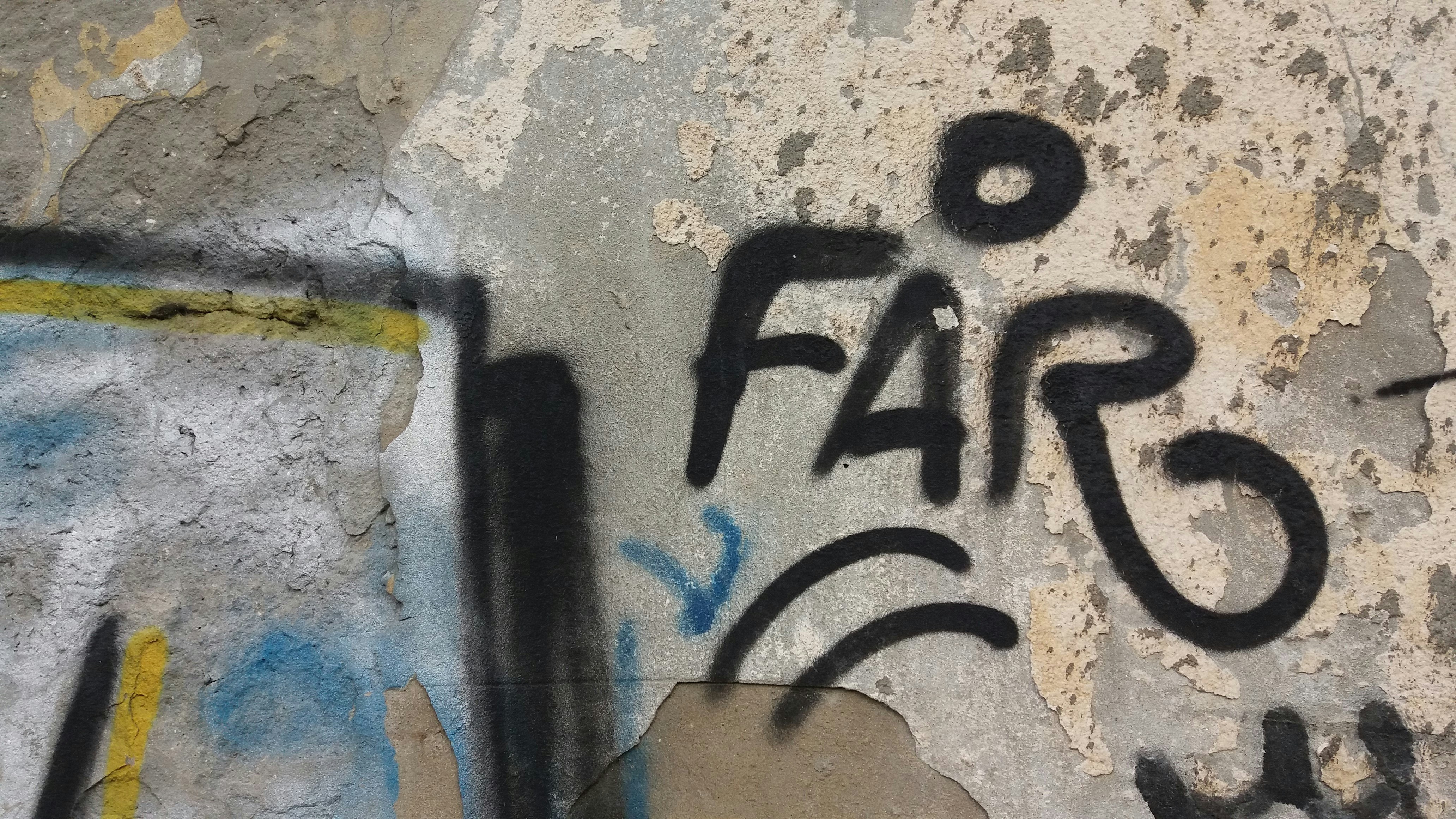 商品を真上から撮影したフラットレイ構図と、簡単な小物で演出したレイアウト