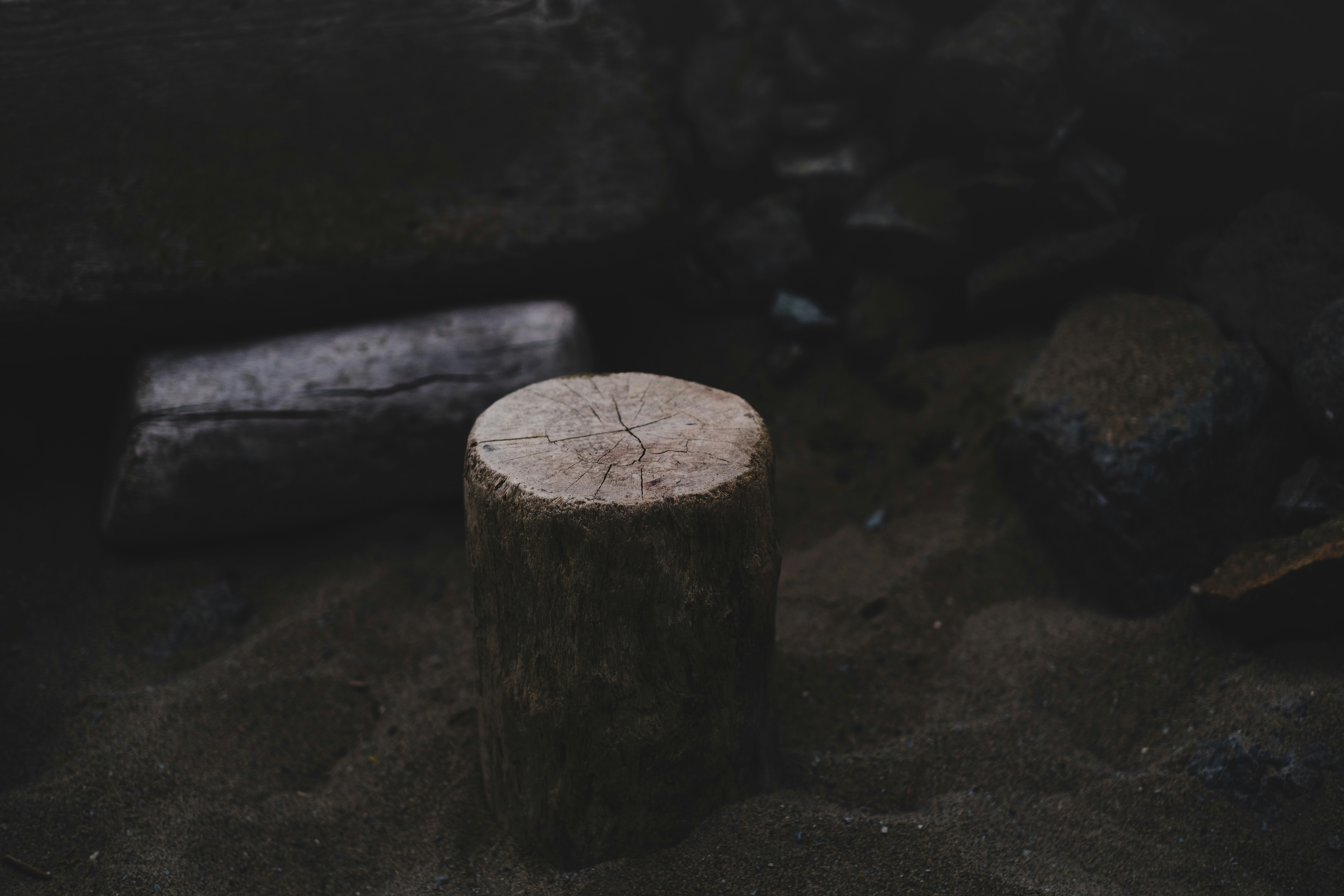 スマホでメルカリの出品ページを作成している手元のイメージ