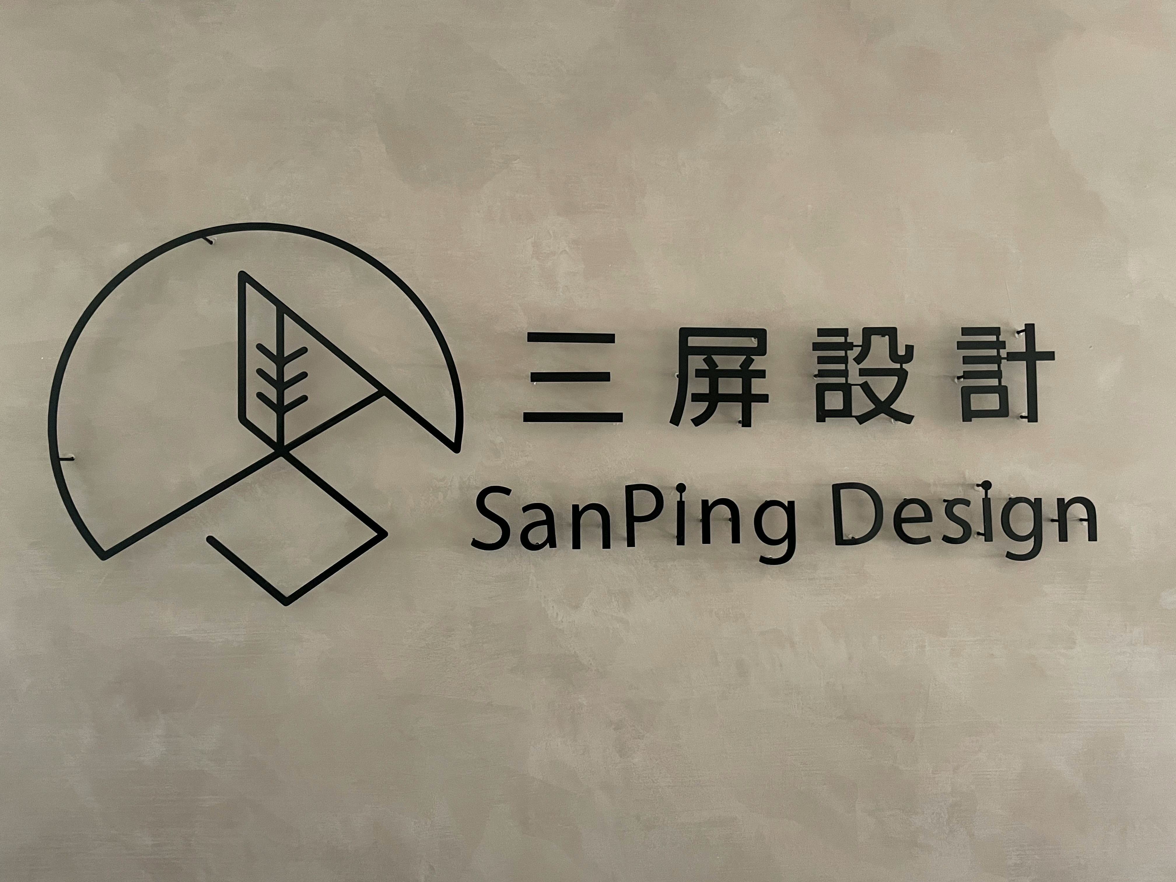 ノートパソコン画面に表示された商品説明文を編集している様子と、横にメモ書きされたポイント