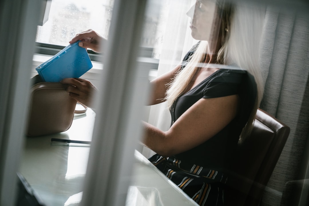 自然光が差し込む窓際で、Tシャツやバッグをきれいに並べて撮影しているシーン