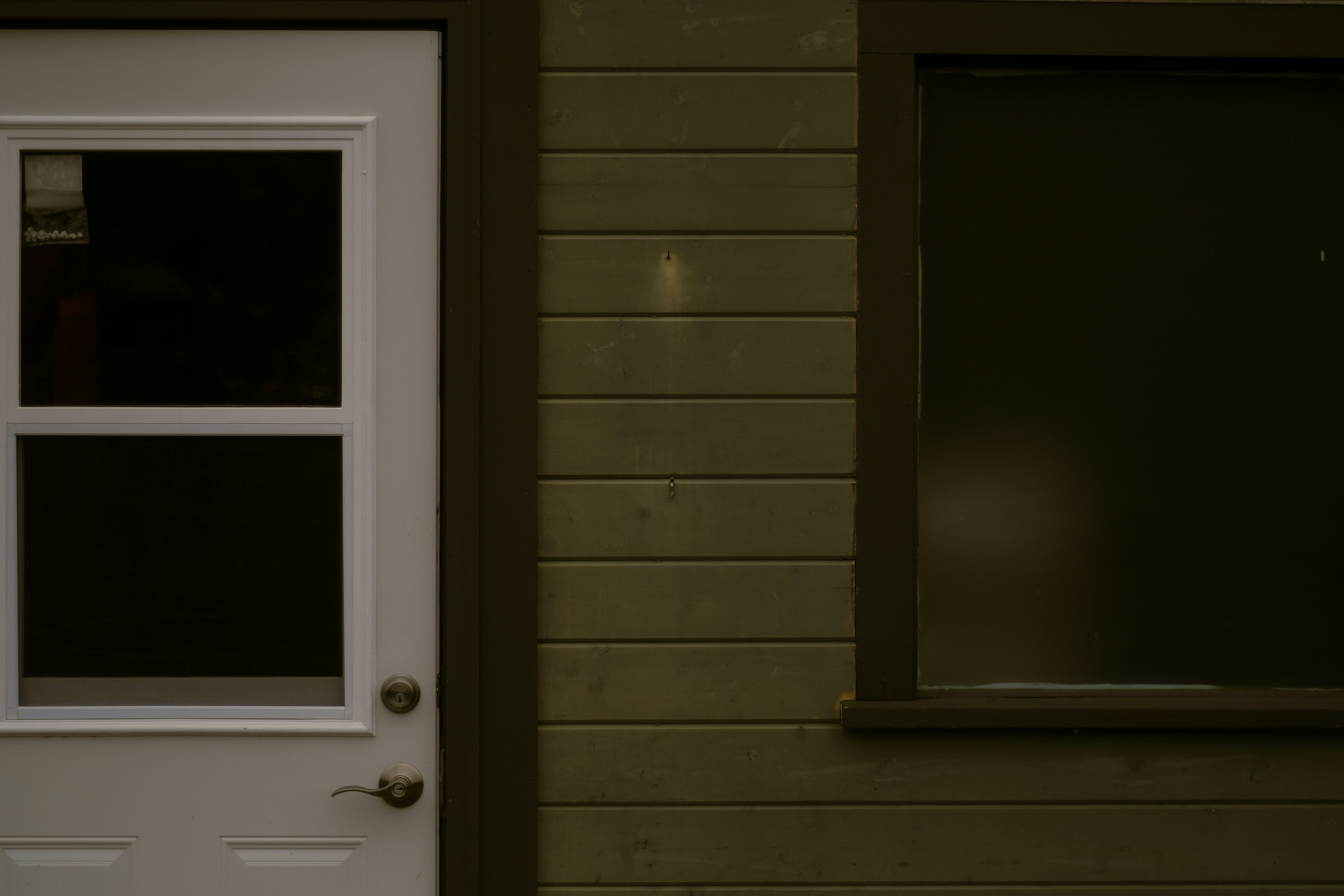 スマホを持った手元が、商品説明や評価コメントを確認している様子