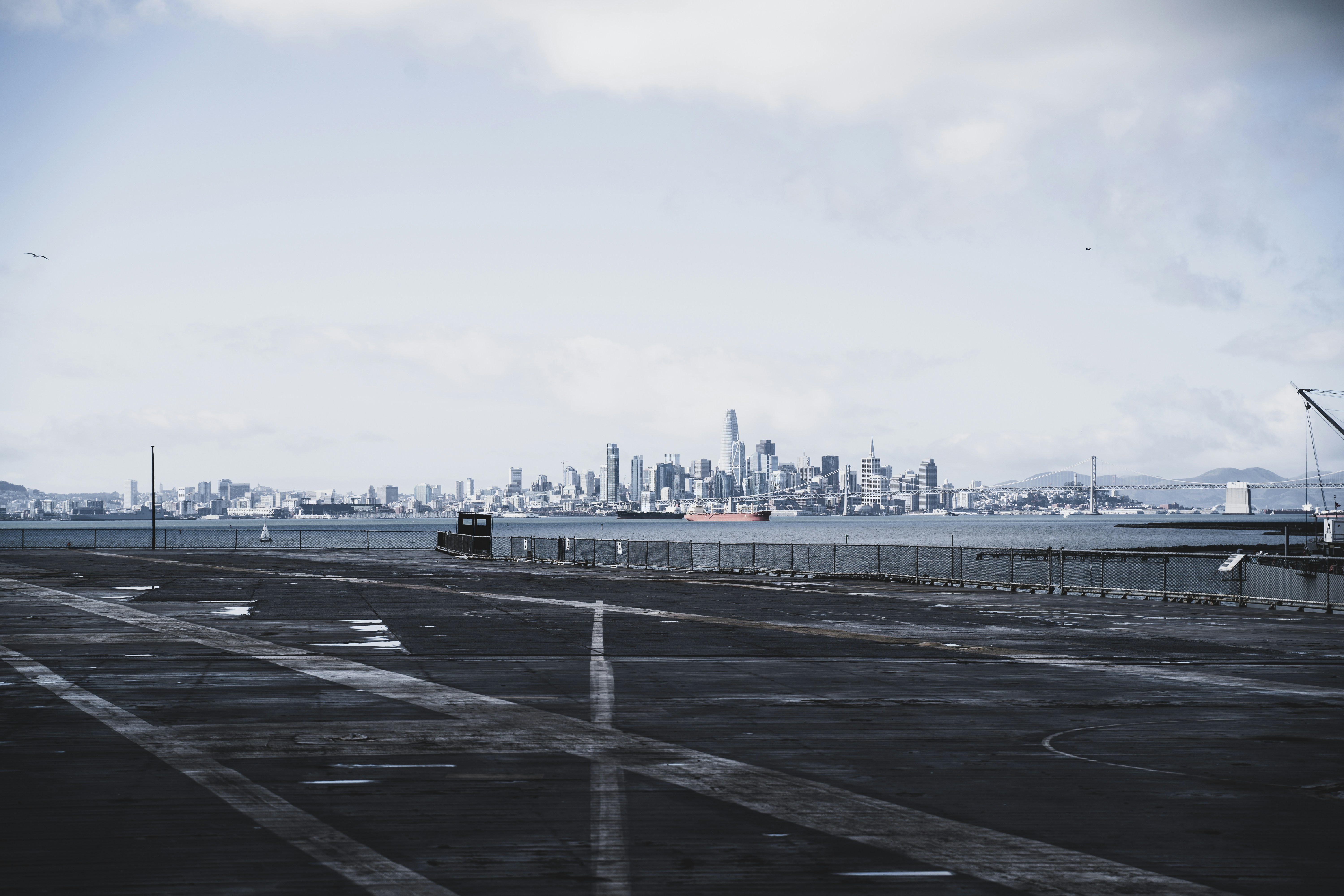 梱包材（プチプチやテープ）と発送用封筒が机に並べられた準備中の様子