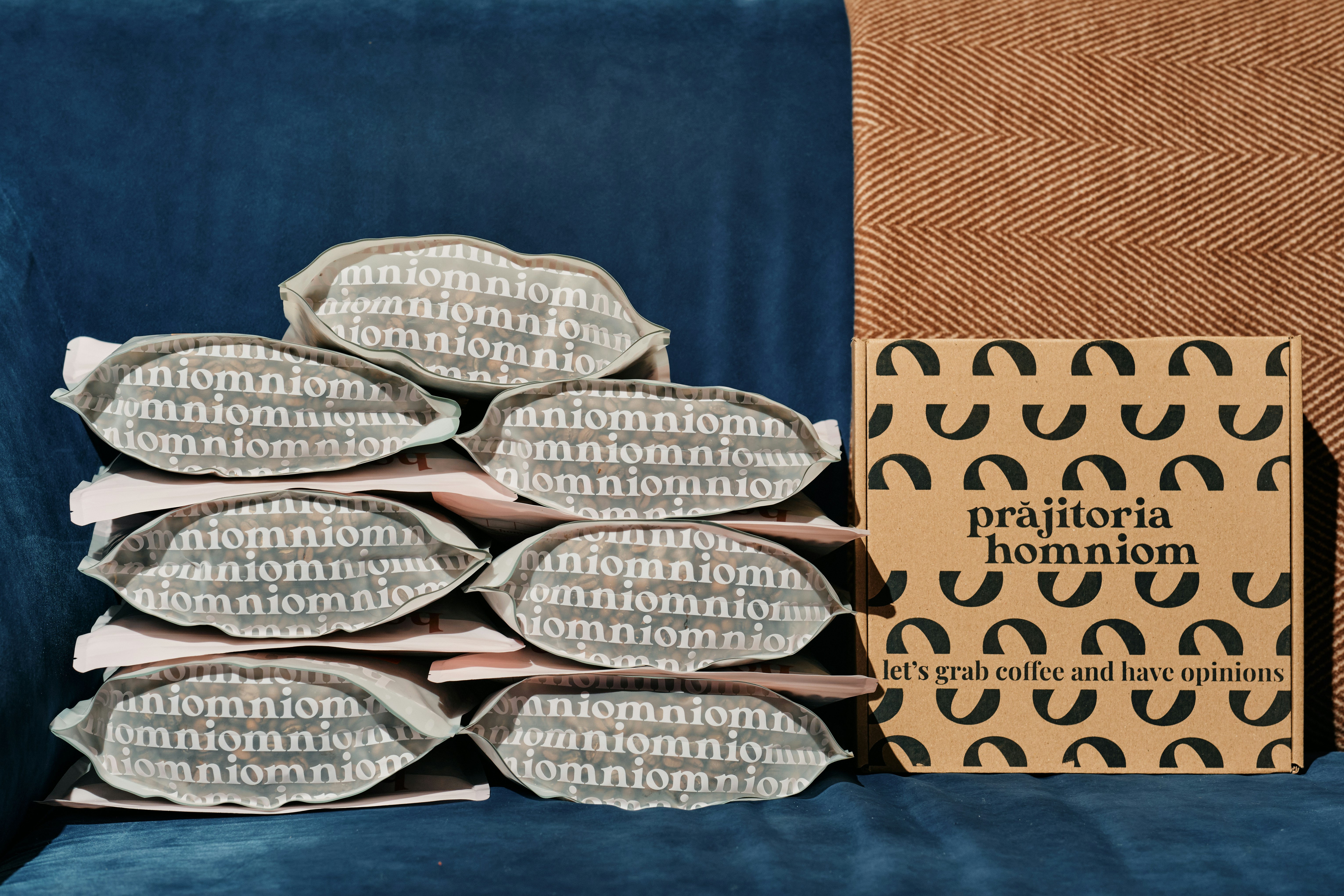 梱包材とマスキングテープ、手書きのメッセージカードが並んでいるテーブルの構図