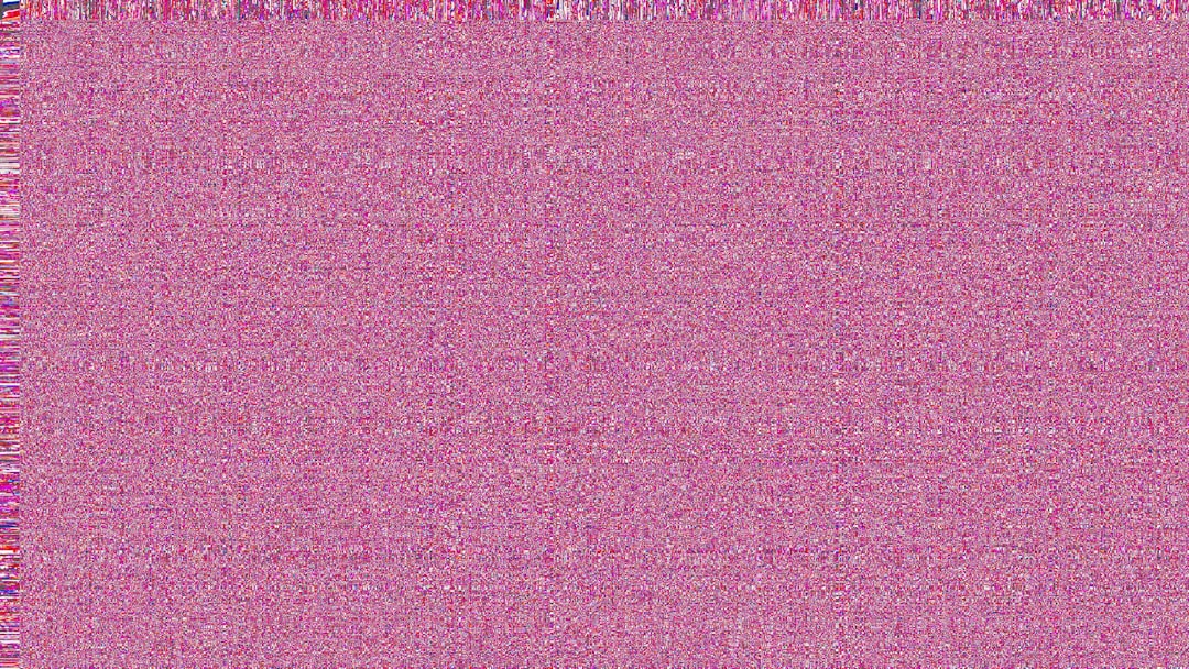 同じ商品のビフォーアフターが並び、左は暗い写真、右はAI補正で明るく背景が白くなった画像