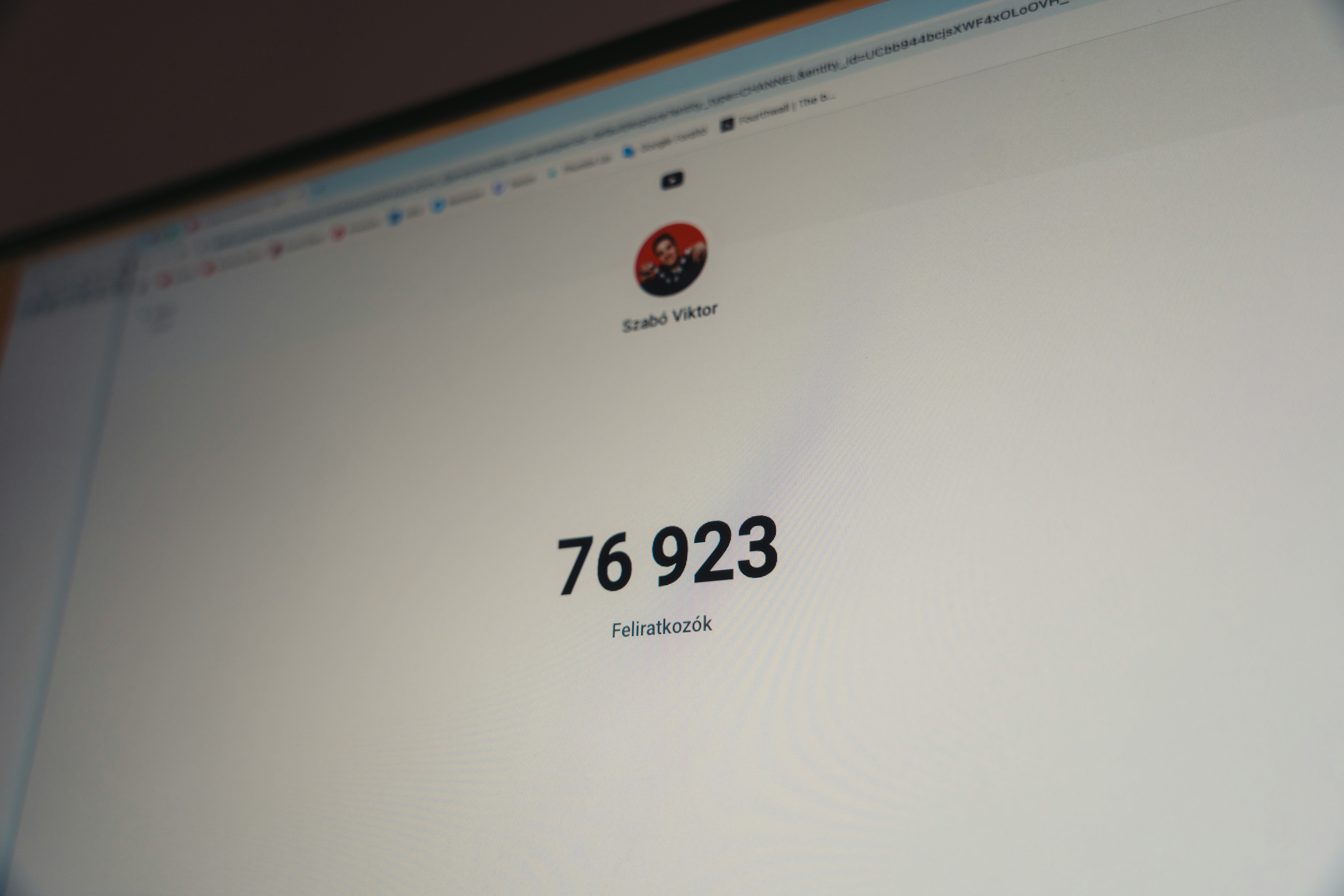 1円スタートと相場の3割スタートの商品が並び、入札件数の伸び方を比較したグラフ構図