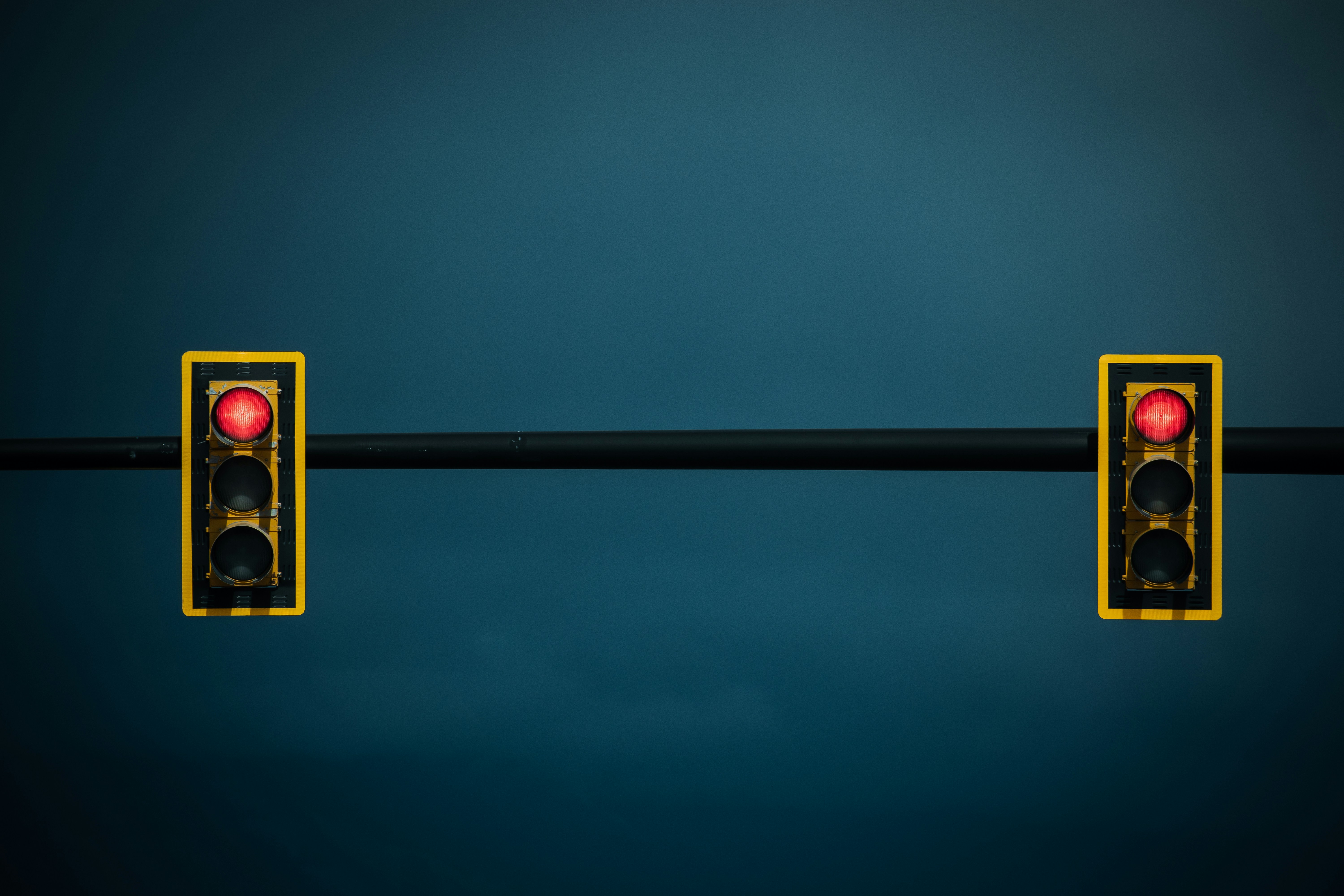 偽アカウントと正規アカウントの画面を比較したイメージ