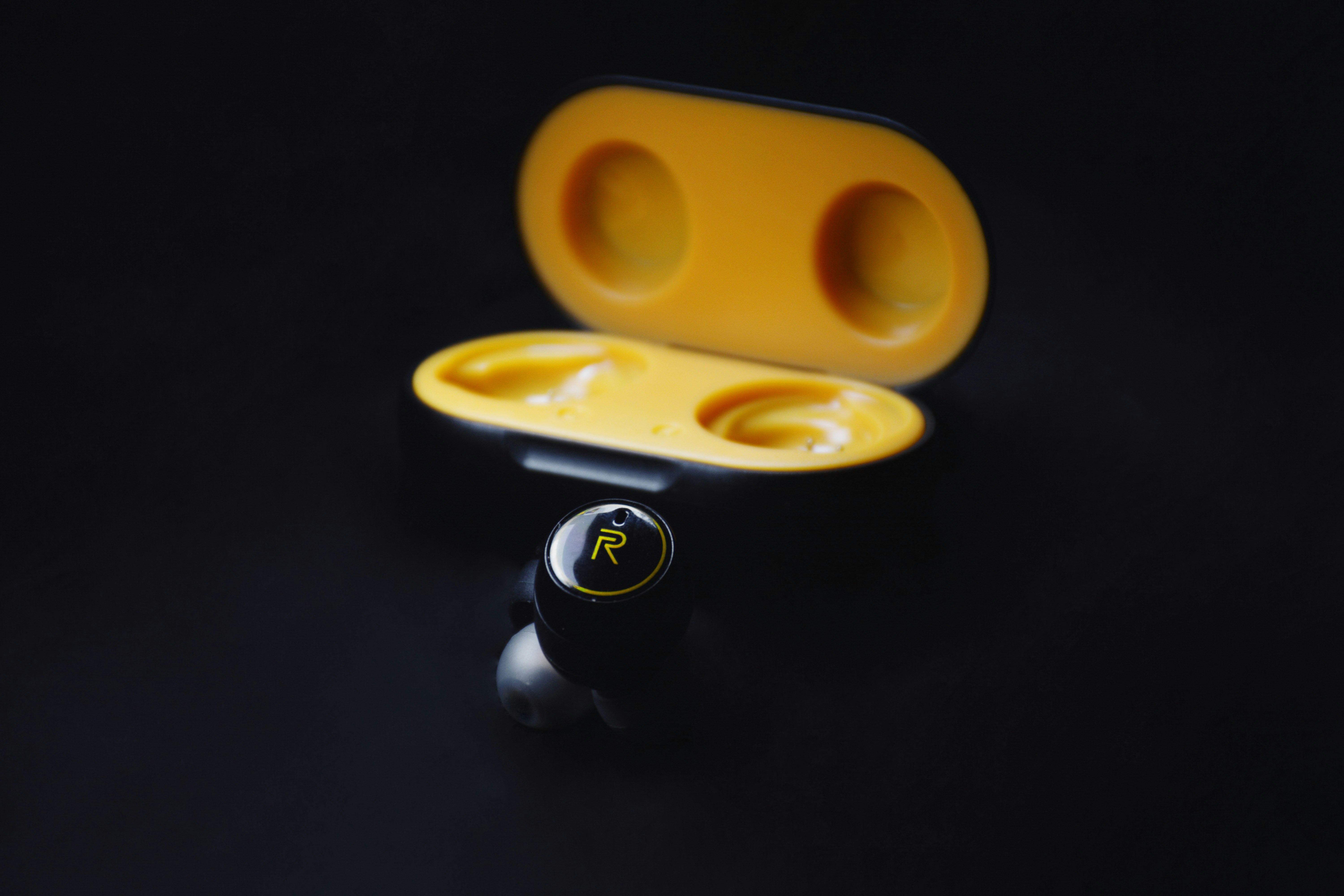 明るい室内で、商品の全体像と細部を様々な角度から撮影した複数の写真</span>” class=”wp-image-1930″/><span style=