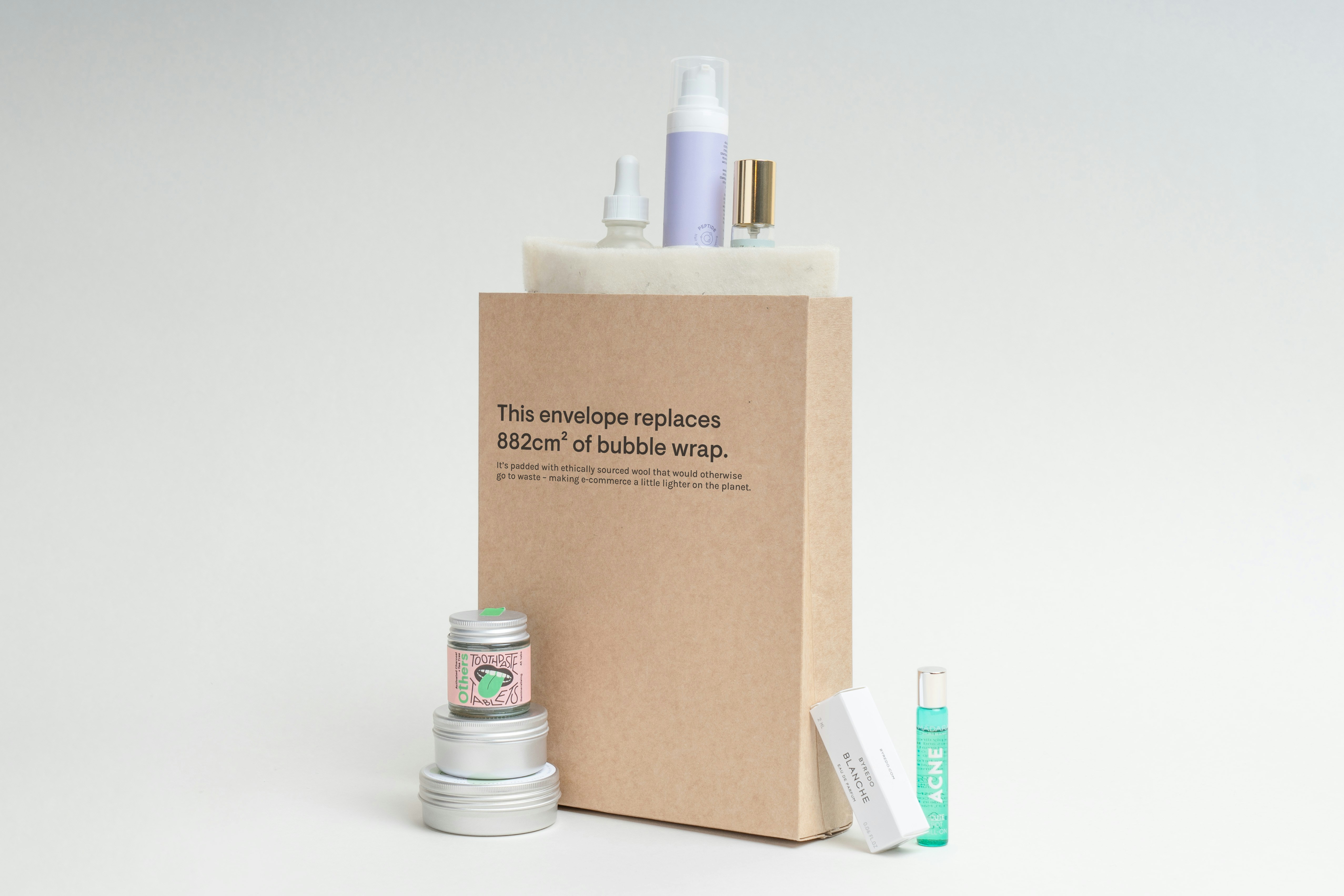 清潔で整った作業スペースに、梱包資材やメルカリ用の封筒・段ボールが neatly 並んでいる構成