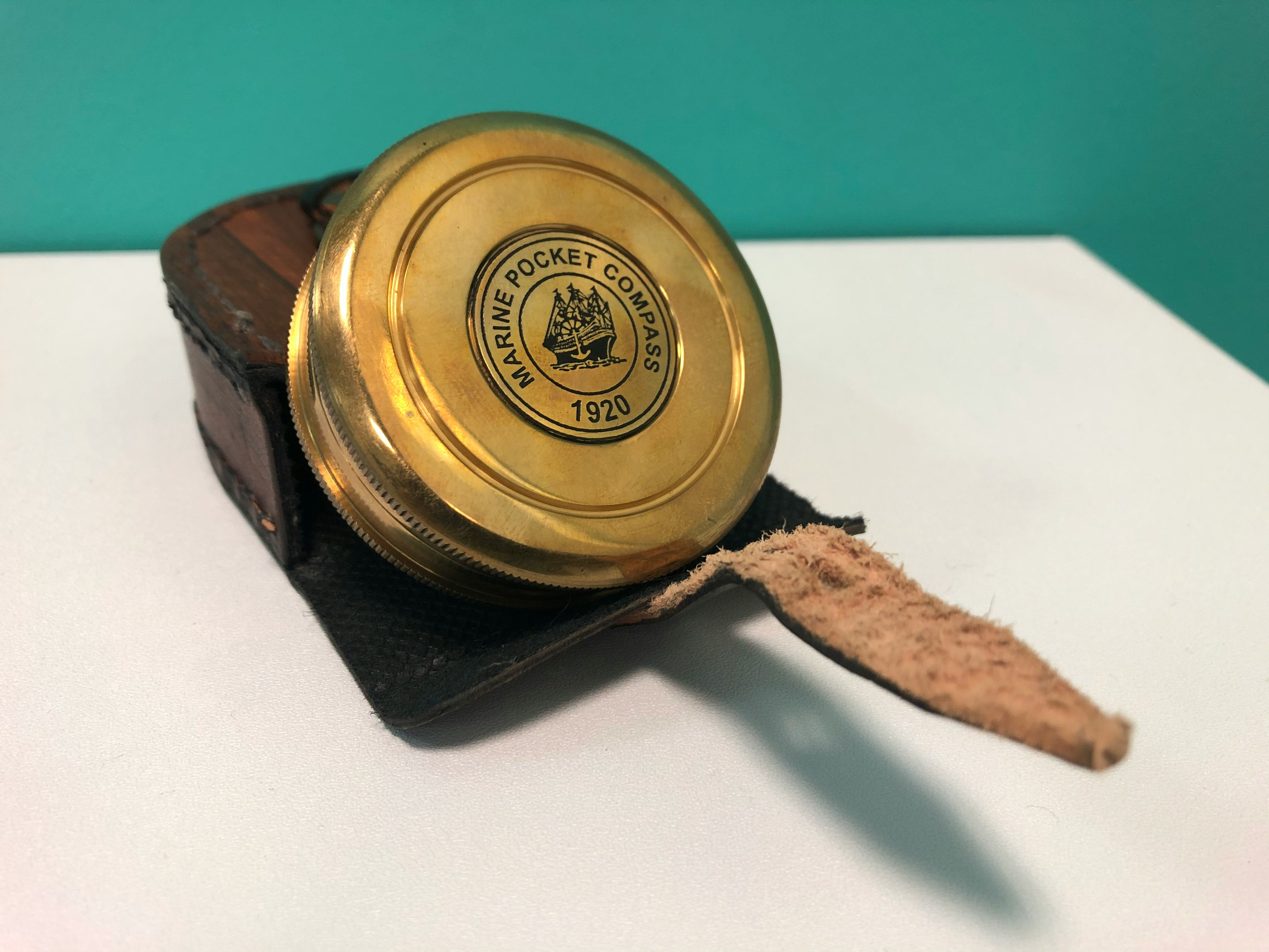 ノートパソコン画面に複数のオークション価格リストが並び、端数やゾロ目価格が強調されている構図