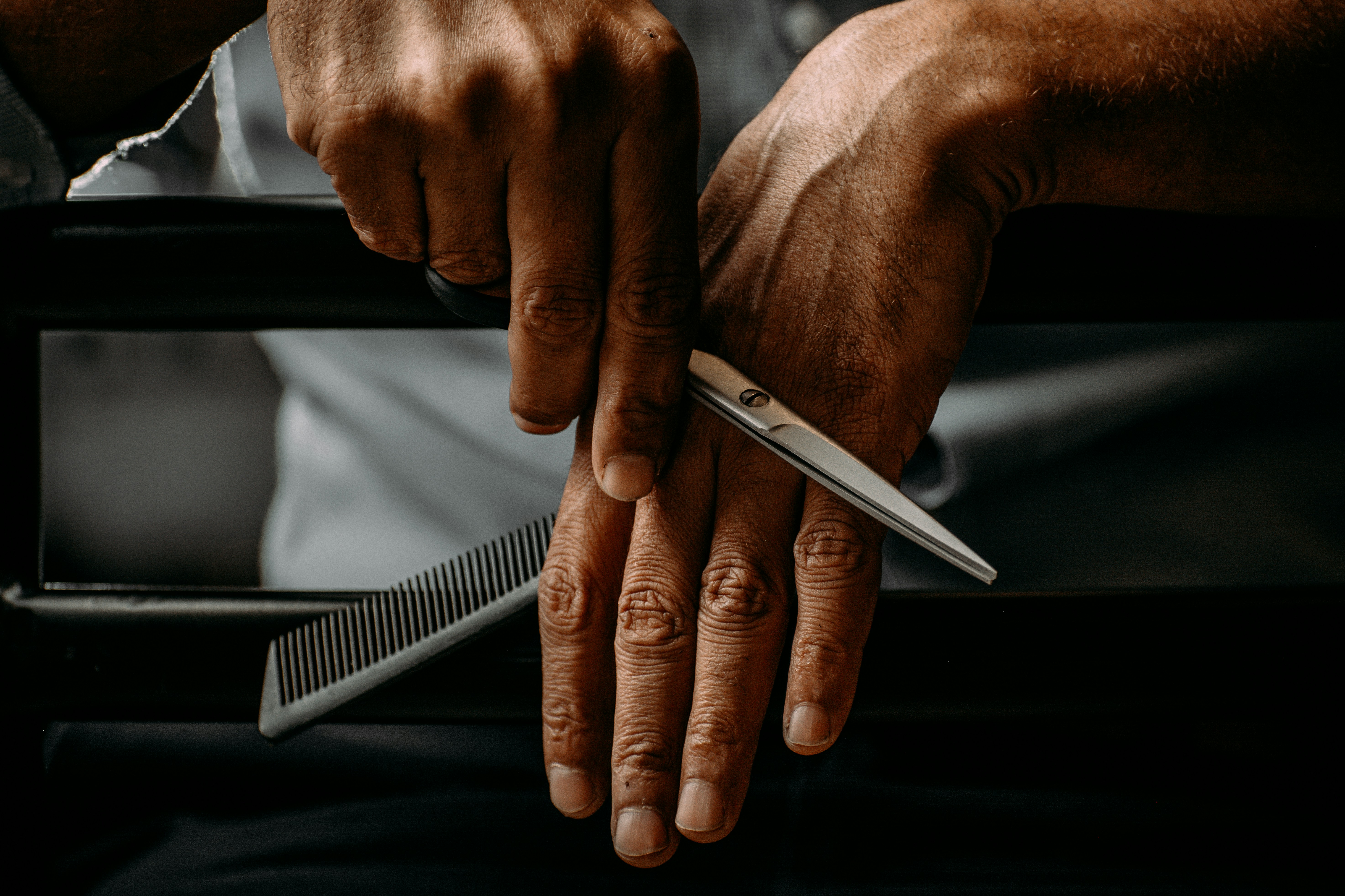 丁寧にブラッシングされ、ホコリが取り除かれた状態の古い切手