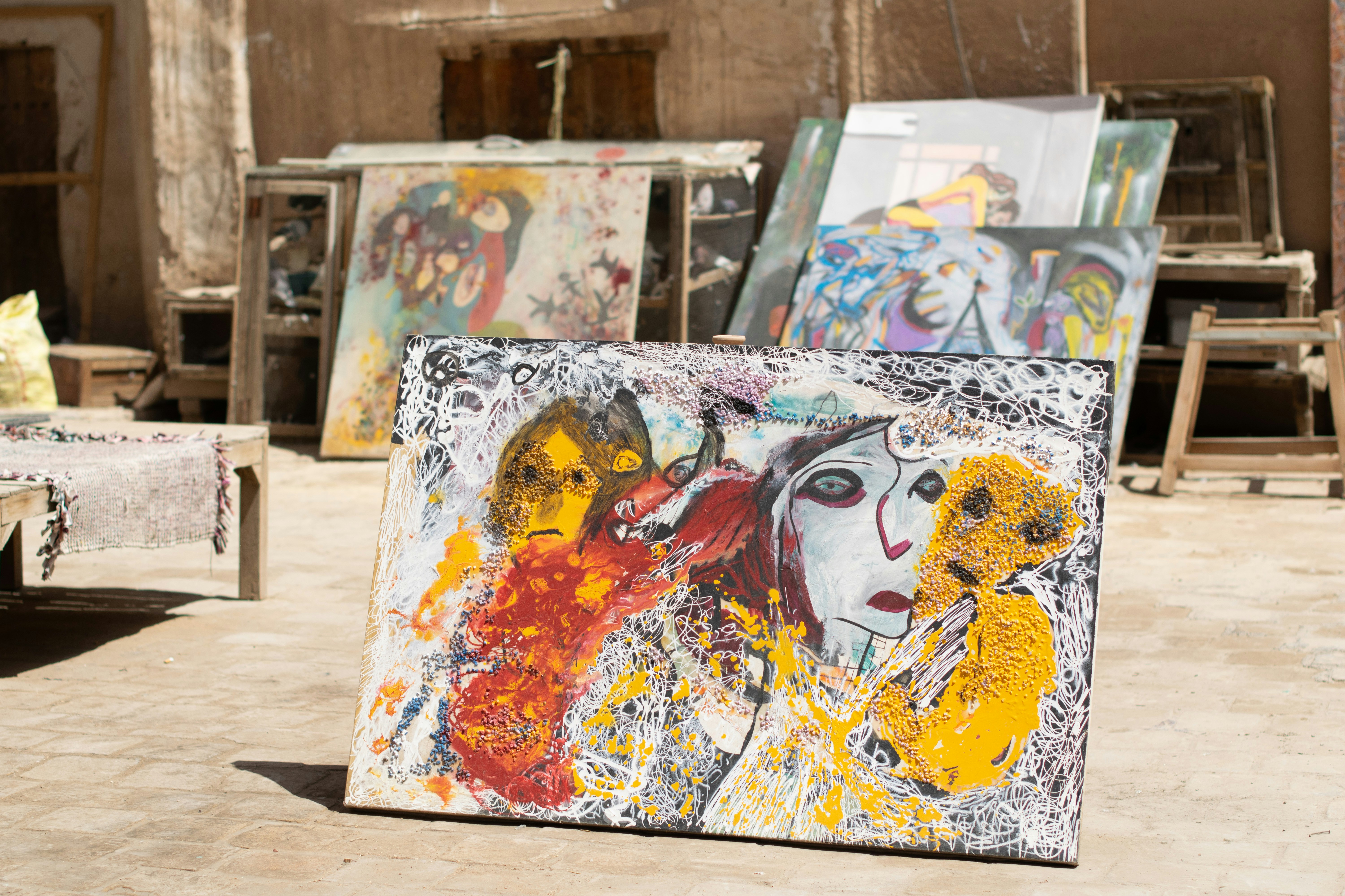 時計の針が夜10時を指し、PC画面に残り時間数分のヤフオク入札画面が表示されている構図