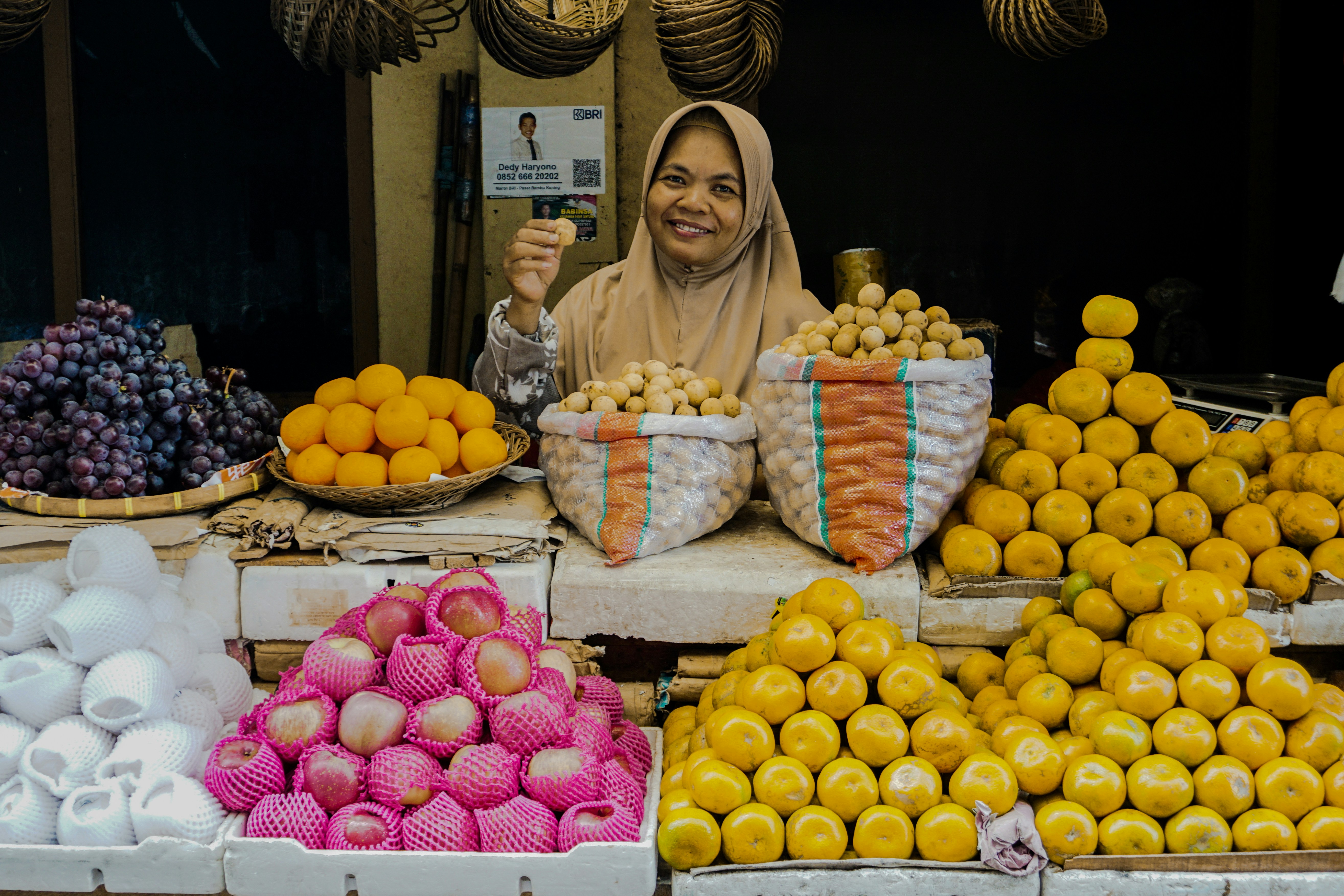 スマホ画面に表示されたPayPayフリマのメッセージ画面をイメージし、価格交渉がやり取りされているシーン