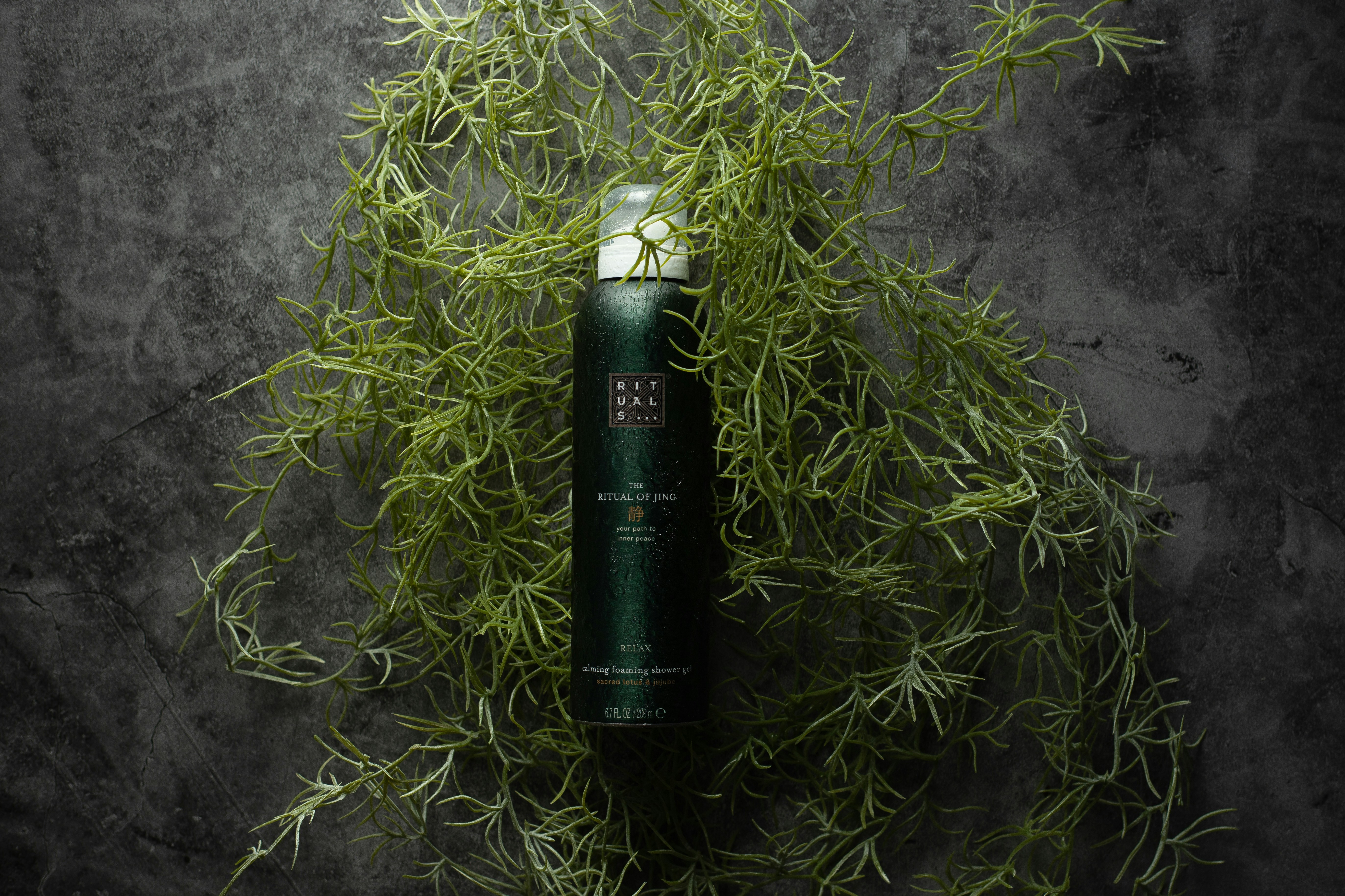 明るい背景で撮影された商品を中央に配置し、周囲に関連アイテムをややぼかして配置した構図例