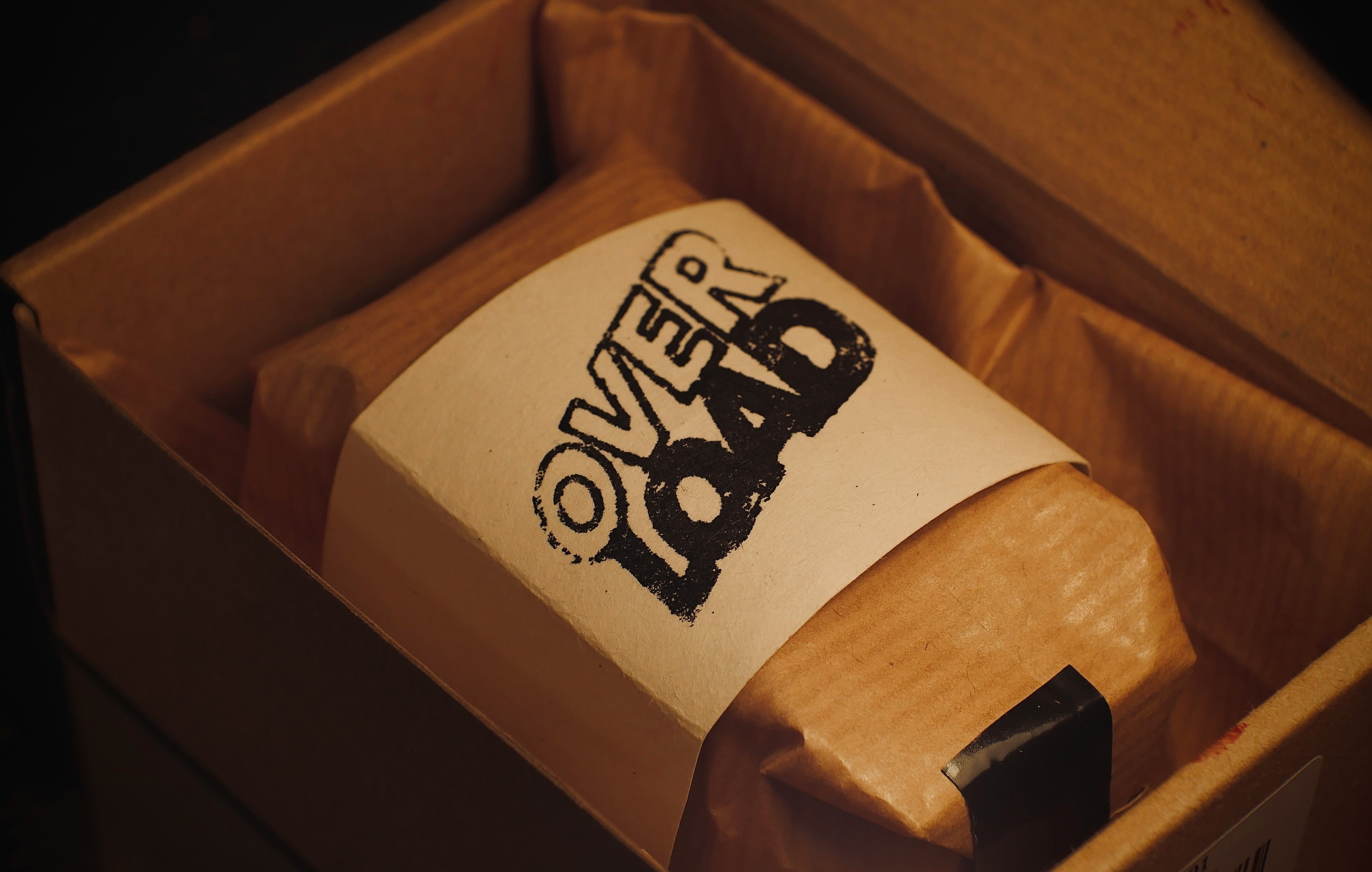 100円ショップのクッション封筒・マスキングテープ・圧縮袋を組み合わせてきれいに梱包されたアイテムの構成