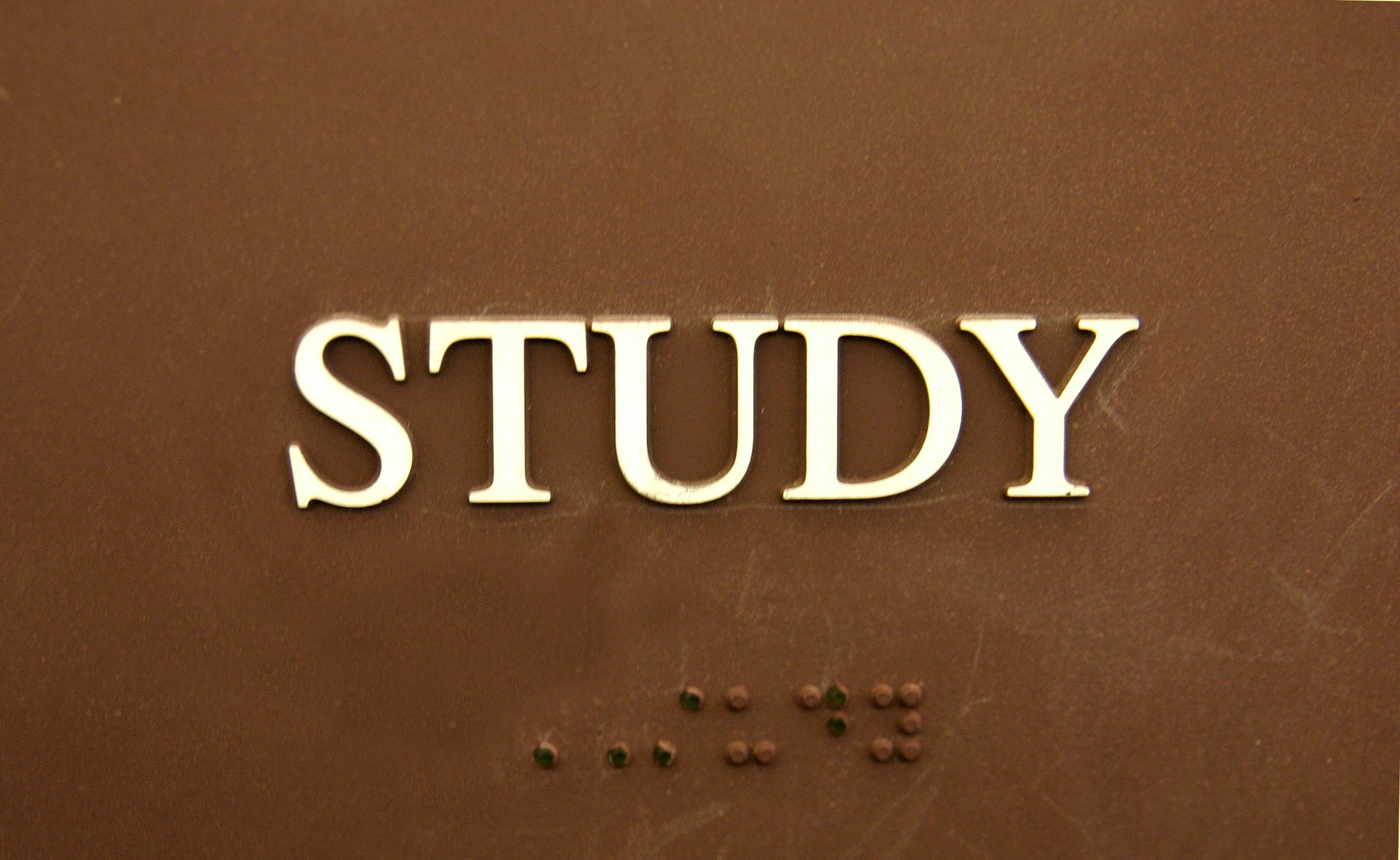 PCのブラウザで複数の比較サイトを開き、タブを切り替えている様子