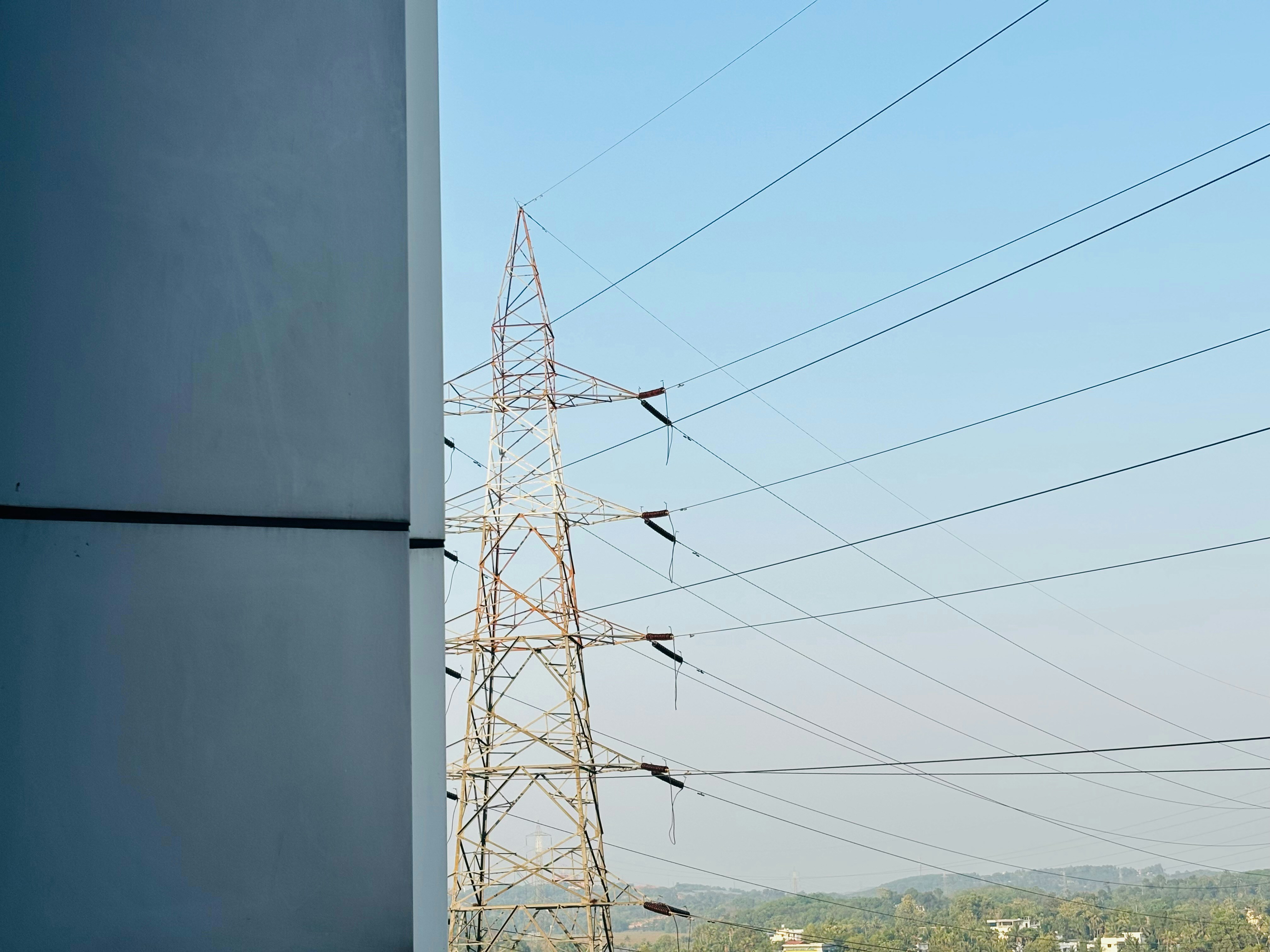 家族みんなで電気代の請求書を見ながら、節電について話し合っている風景