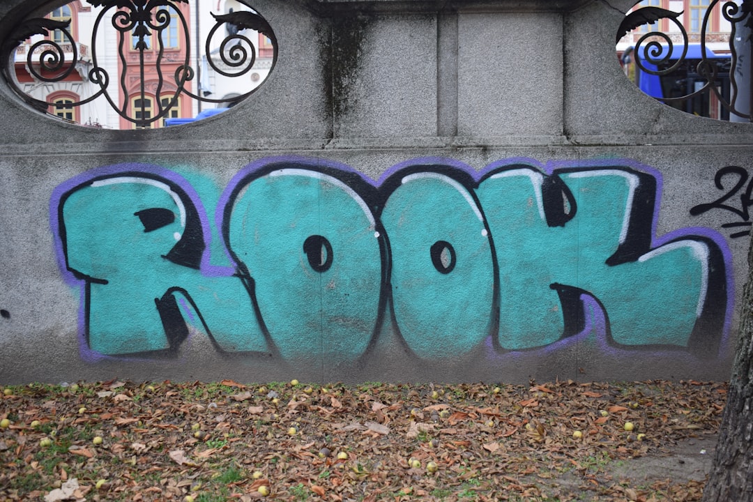 Googleトレンドの画面キャプチャで、「昭和レトロ」や「平成レトロ」といったキーワードの検索数が増加している様子を示す