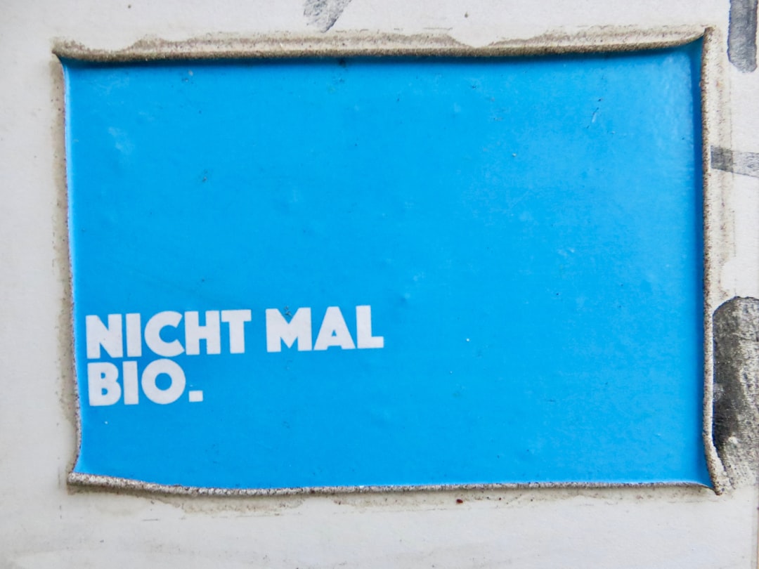 洗剤の使用上の注意書きが書かれたラベルのアップ