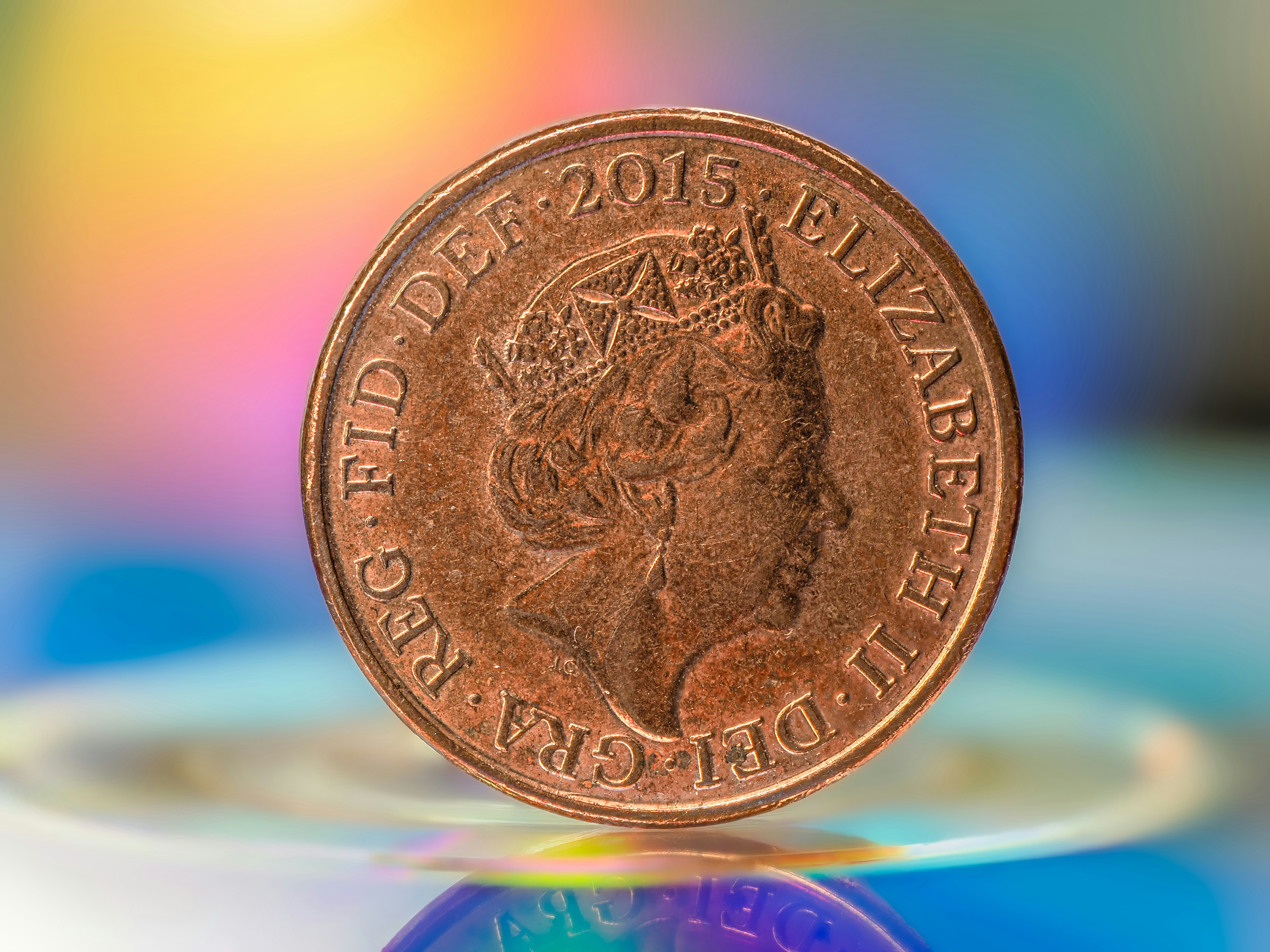 パソコン画面に表示されたAIの価格提案を見ながら、出品者がノートに補足メモを書いている場面