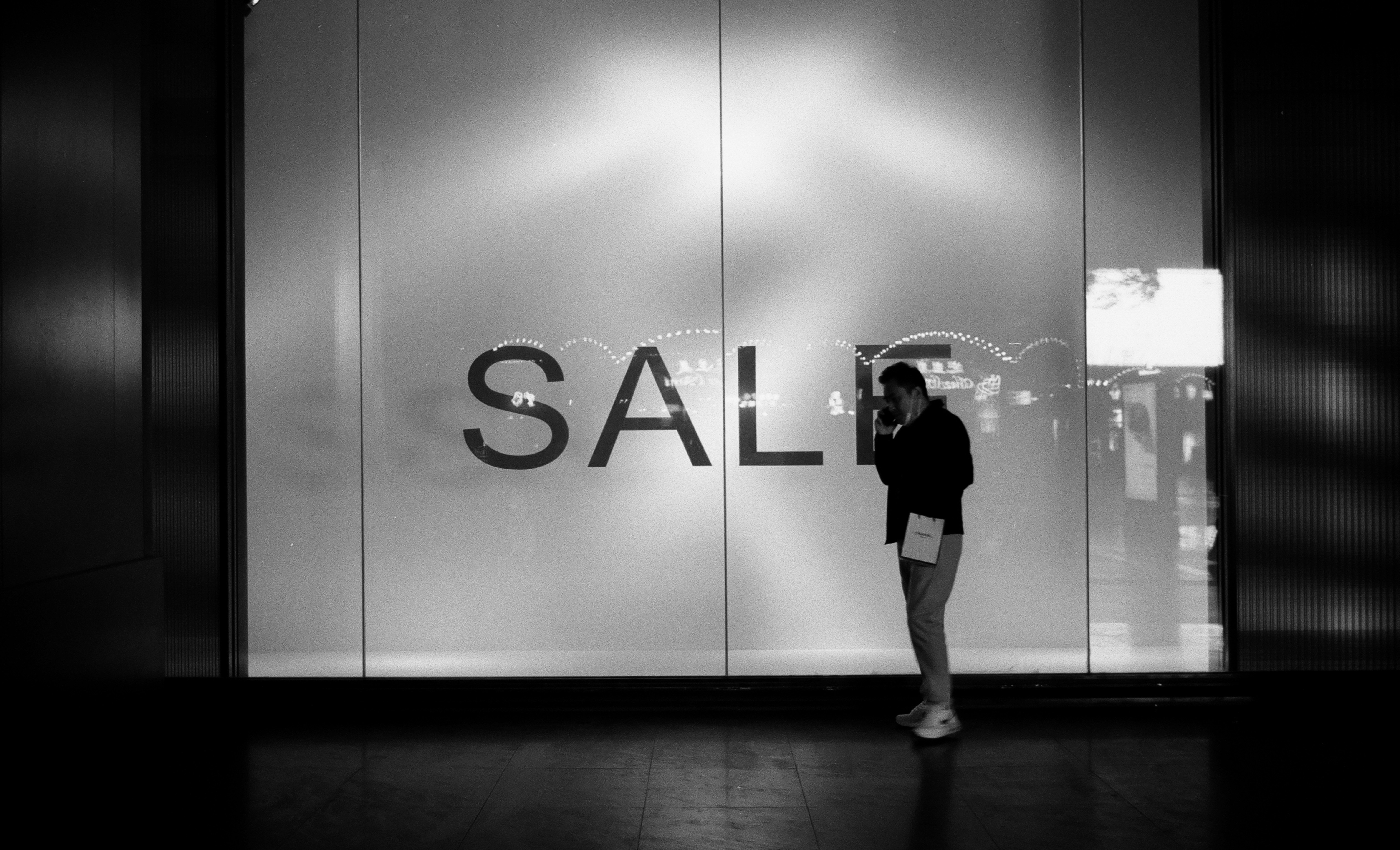 美容液、コーヒー、旅行先の風景の写真のコラージュ