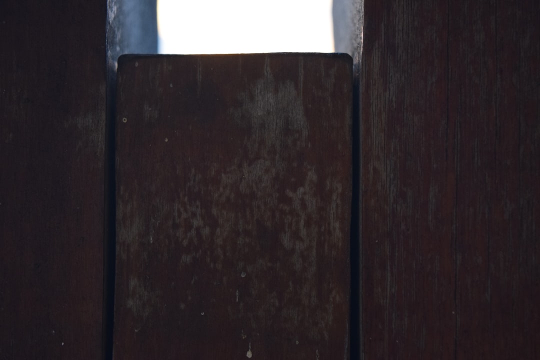 本をOPP袋に入れ、角を段ボールで保護している様子