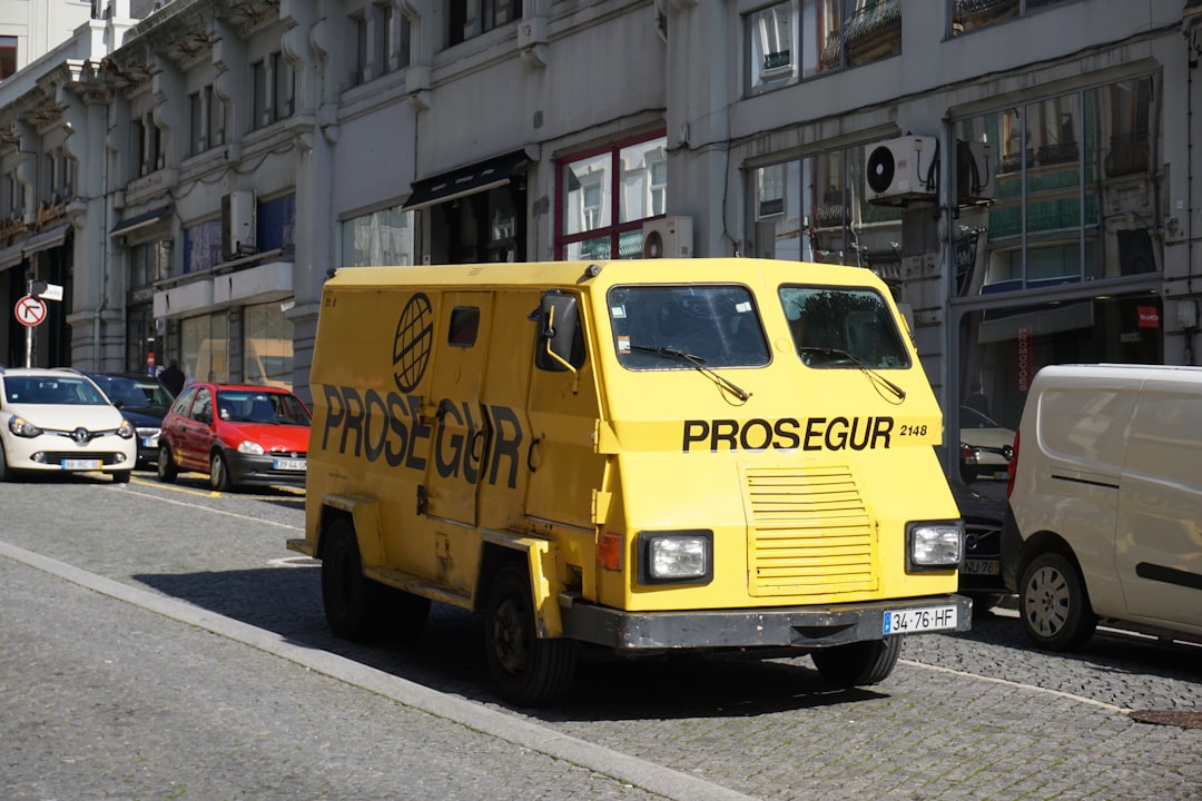 発送する商品のサイズをメジャーで測っている手のアップ