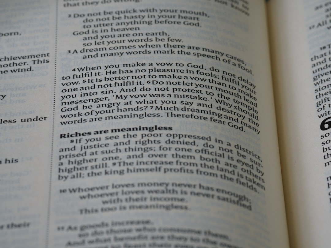 ギフトラッピング代行サービスの利用規約や契約書の一部を拡大表示し、重要な箇所にマーカーが引かれている様子