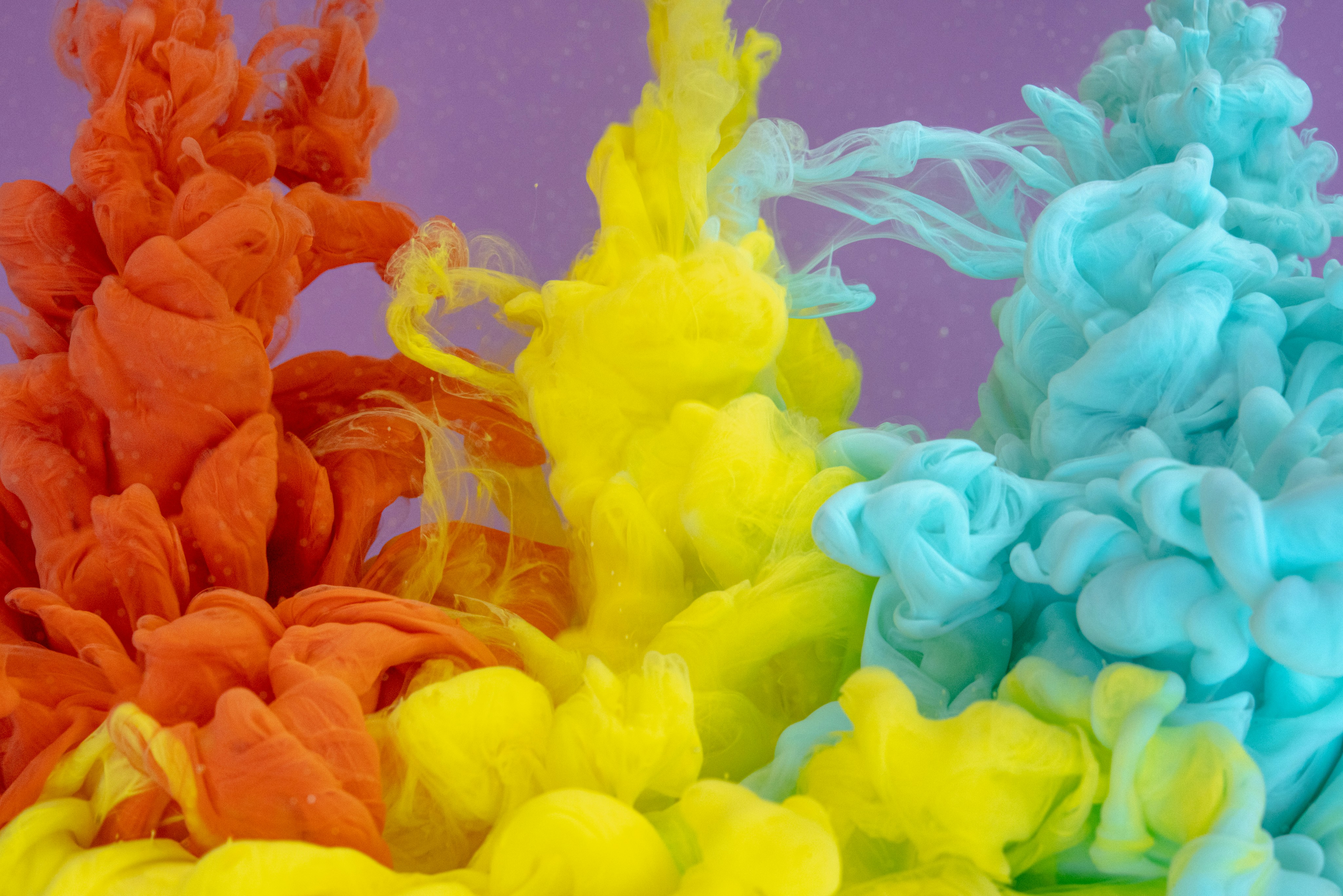 様々な色の箱が並んでいる様子を、それぞれの色が持つ心理的な効果を説明するテキストとともに表示するインフォグラフィック