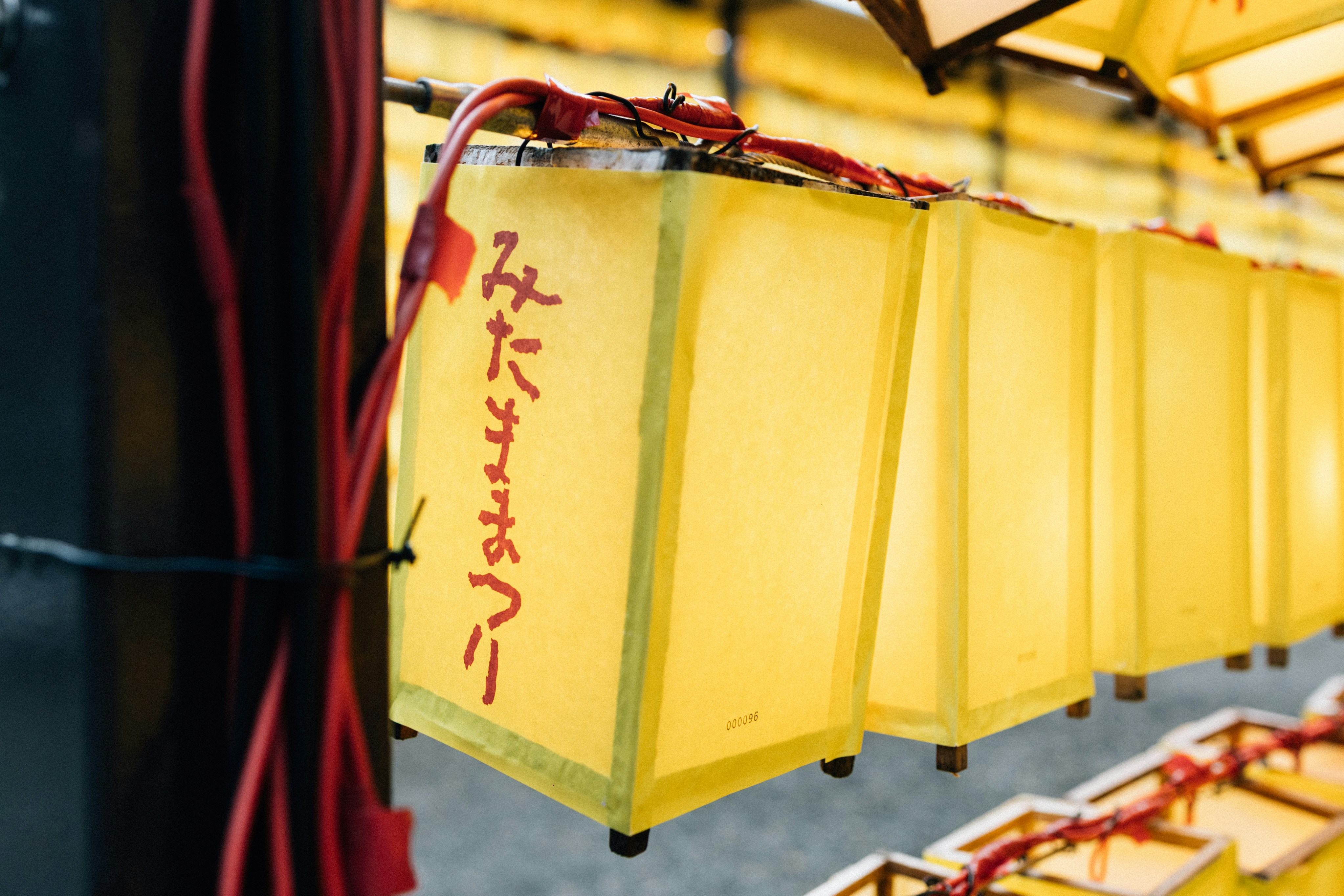 梱包された荷物に、手書きのメッセージカードが添えられている様子